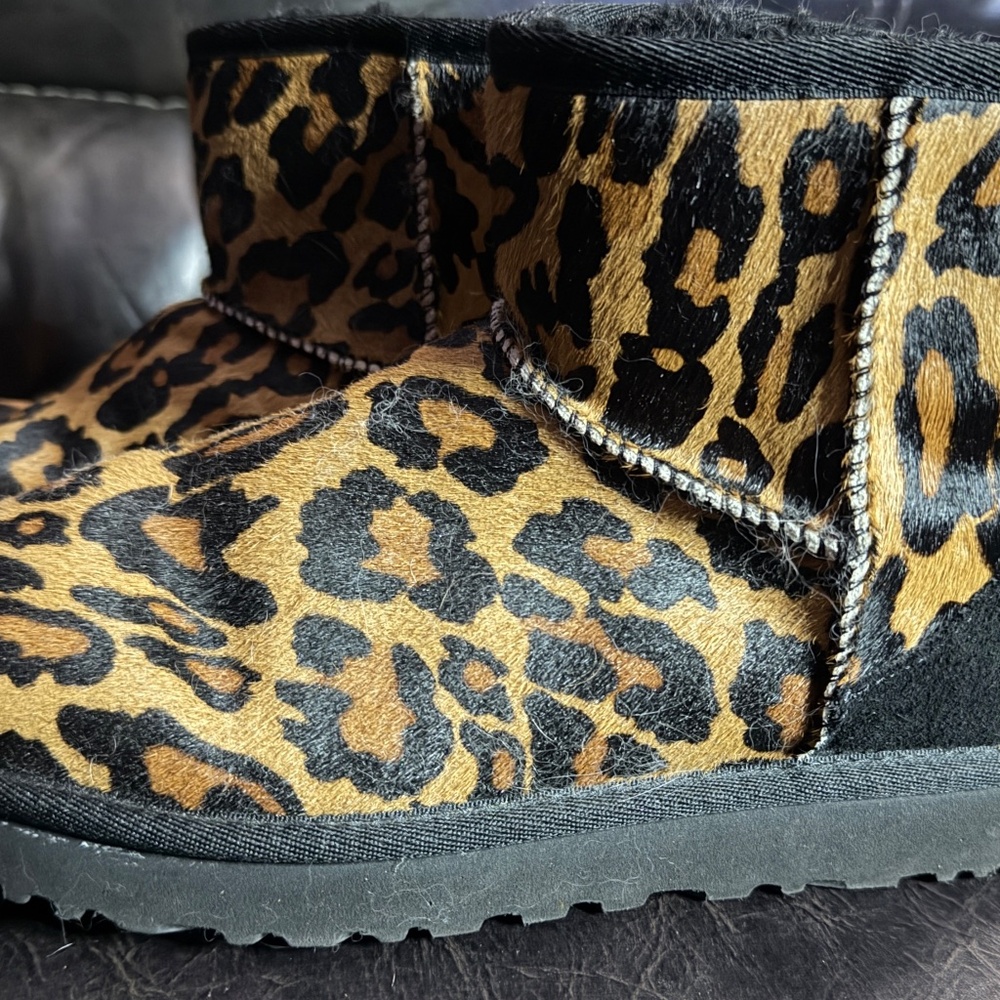 UGG Australia Women’s Leopard Print Classic Short Boots Calf Hair Sz 7 LIKE NEW